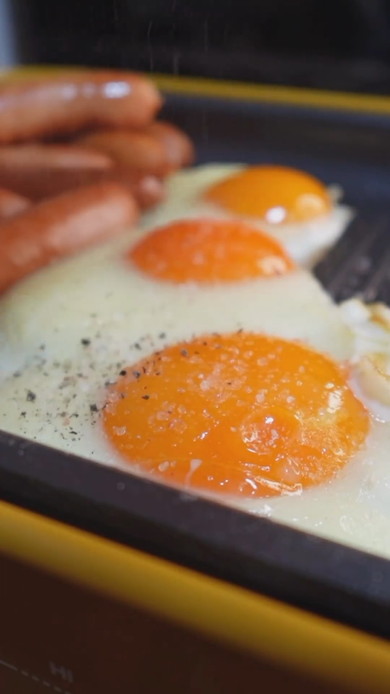 理想の朝ごはんを作って食べる女優のこぴさんの様子