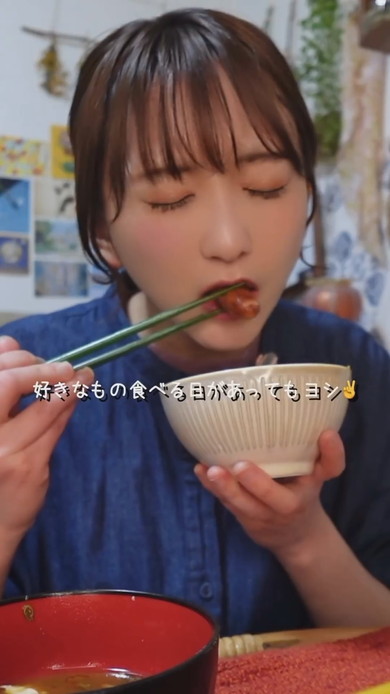 理想の朝ごはんを作って食べる女優のこぴさんの様子