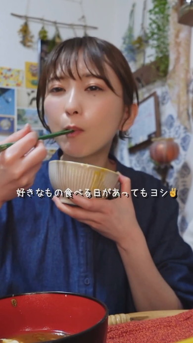 理想の朝ごはんを作って食べる女優のこぴさんの様子