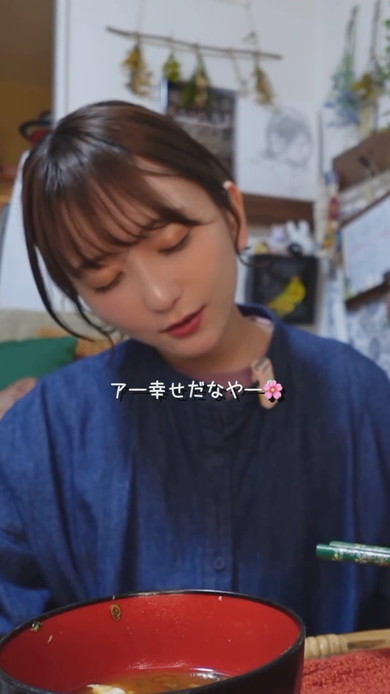 理想の朝ごはんを作って食べる女優のこぴさんの様子