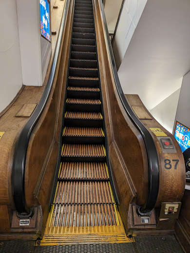 メイシーズのエスカレーター