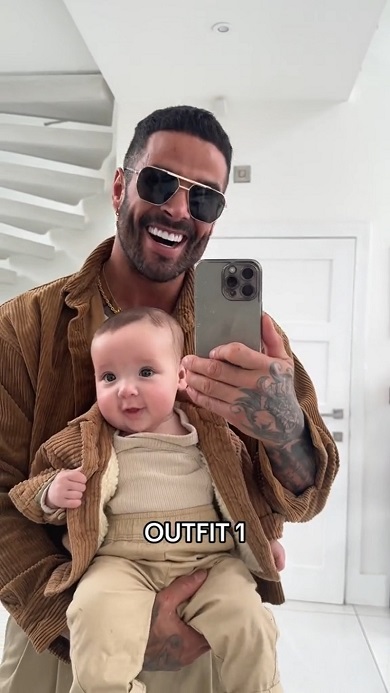 パパとおそろいのコーディネートでニコニコ笑顔な赤ちゃん