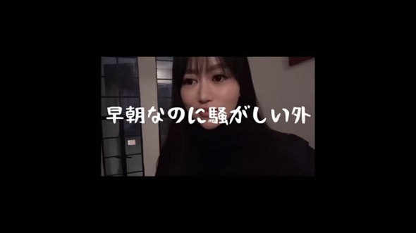 インド国内線の遅延で空港を出発できるか心配する旅行者