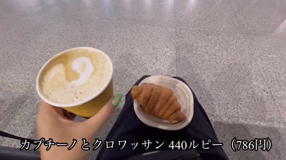 インド国内線の遅延で空港を出発できるか心配する旅行者