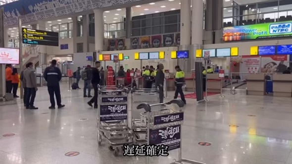 インド国内線の遅延で空港を出発できるか心配する旅行者