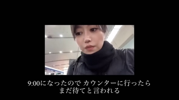 インド国内線の遅延で空港を出発できるか心配する旅行者