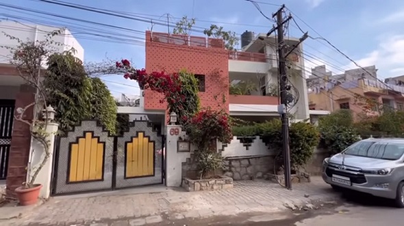 インド国内線の遅延で空港を出発できるか心配する旅行者