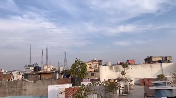 インド国内線の遅延で空港を出発できるか心配する旅行者