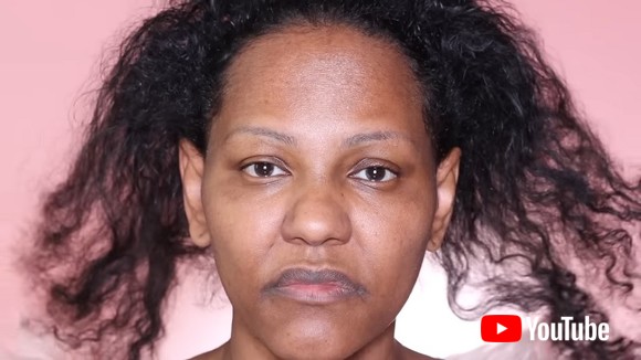 スーパーモデル風のメイクを施す動画