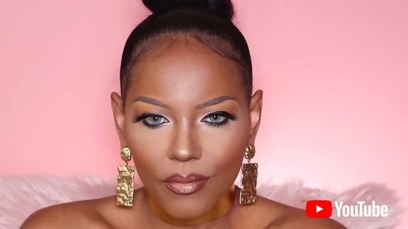 スーパーモデル風のメイクを施す動画