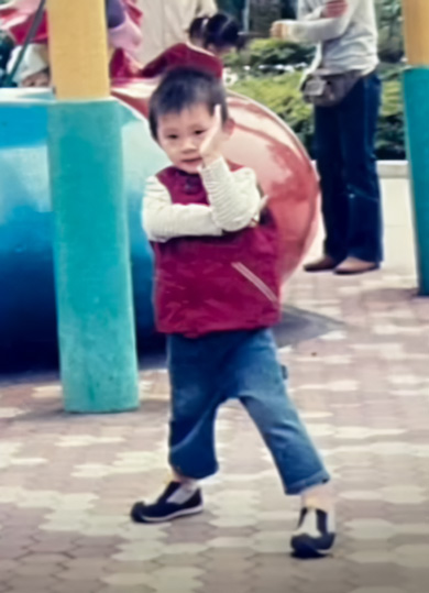 おばあちゃん 孫 20年後 同じポーズ 再現 写真 撮影 昔と今