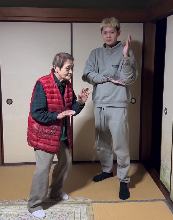 おばあちゃん 孫 20年後 同じポーズ 再現 写真 撮影 昔と今