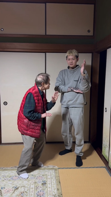 おばあちゃん 孫 20年後 同じポーズ 再現 写真 撮影 昔と今