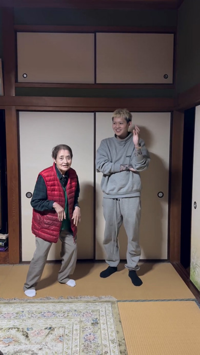 おばあちゃん 孫 20年後 同じポーズ 再現 写真 撮影 昔と今