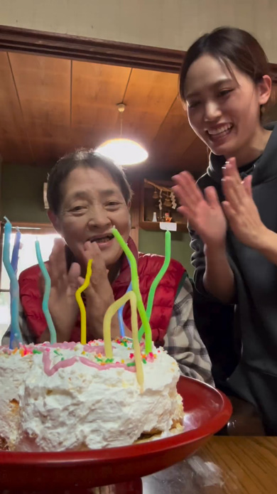 おばあちゃん 孫 20年後 同じポーズ 再現 写真 撮影 昔と今