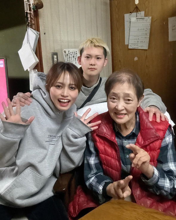 おばあちゃん 孫 20年後 同じポーズ 再現 写真 撮影 昔と今