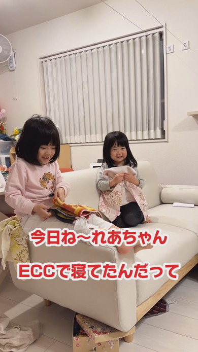 4歳の姉にお説教をする3歳の妹の様子