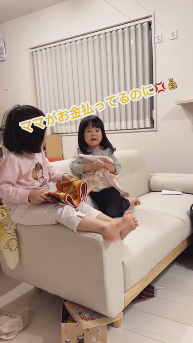 4歳の姉にお説教をする3歳の妹の様子