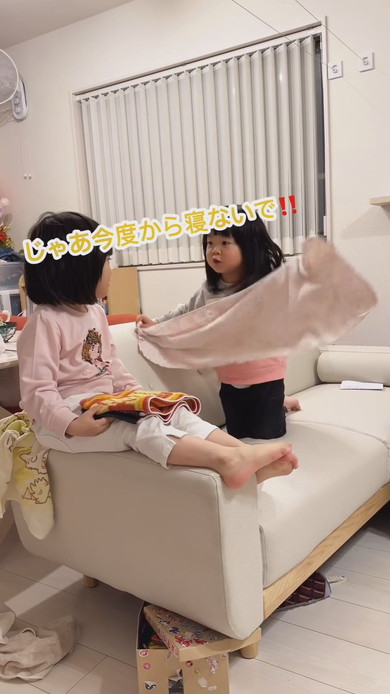 4歳の姉にお説教をする3歳の妹の様子