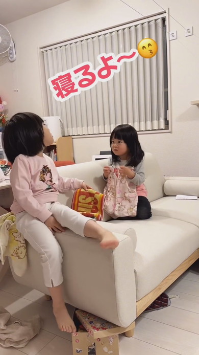 4歳の姉にお説教をする3歳の妹の様子