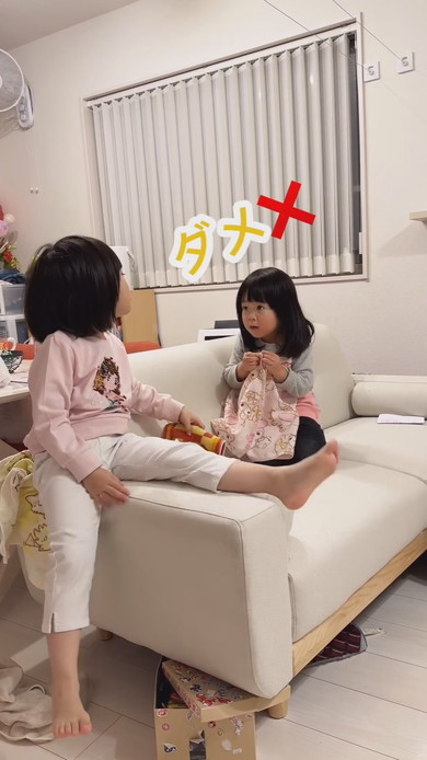 4歳の姉にお説教をする3歳の妹の様子