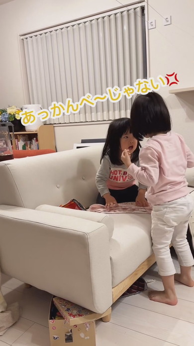 4歳の姉にお説教をする3歳の妹の様子