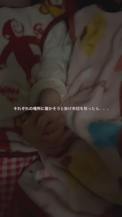 手をつないで寝る幼い姉妹