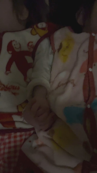 手をつないで寝る幼い姉妹