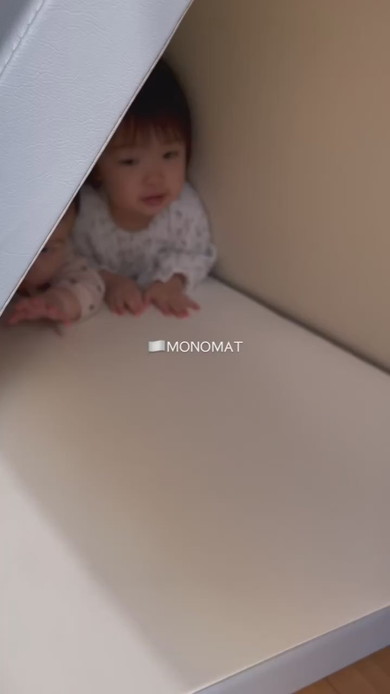 トンネルで遊ぶ幼い姉妹