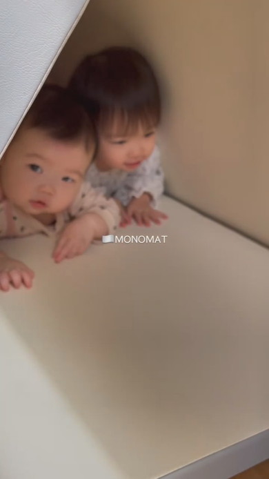 トンネルで遊ぶ幼い姉妹