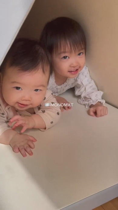 トンネルで遊ぶ幼い姉妹