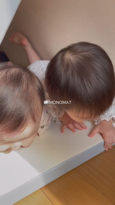 トンネルで遊ぶ幼い姉妹