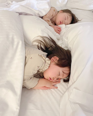 旅行中ぐっすり眠る幼い姉妹