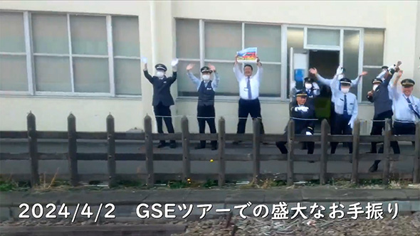 乗客にむかって手を振る駅員