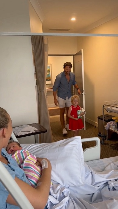 病院で生まれたばかりの妹と初対面する女の子