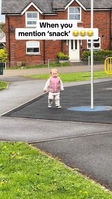 子どもを公園から連れて帰る唯一の方法を使うママ