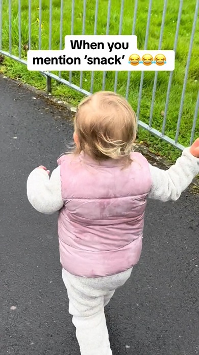 子どもを公園から連れて帰る唯一の方法を使うママ