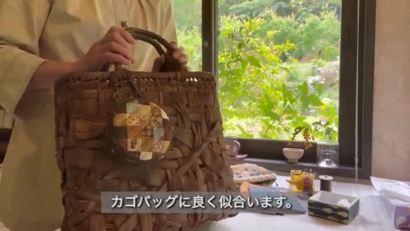 カゴバッグにミニポーチをつけた画像