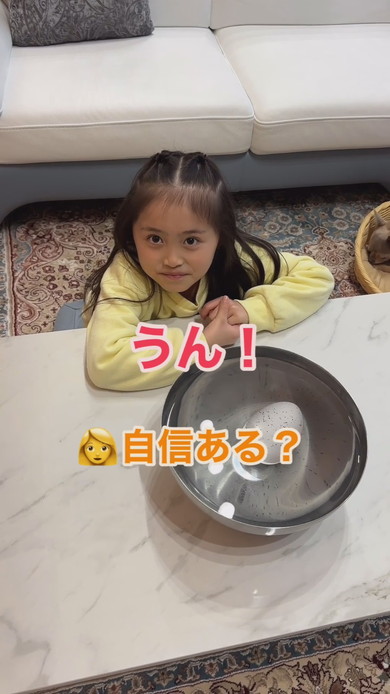 ペンギンのたまごを育てる女の子