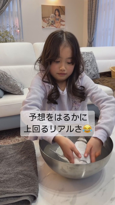 おもちゃのペンギンと対面する女の子