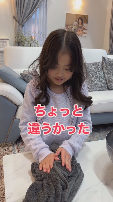 おもちゃのペンギンと対面する女の子
