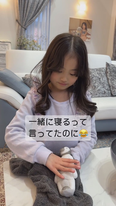おもちゃのペンギンと対面する女の子