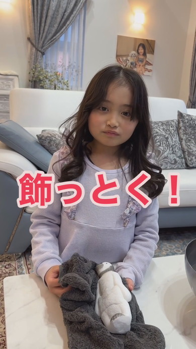 おもちゃのペンギンと対面する女の子