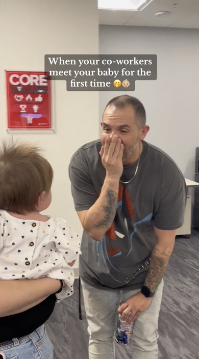赤ちゃんを見て感極まる同僚