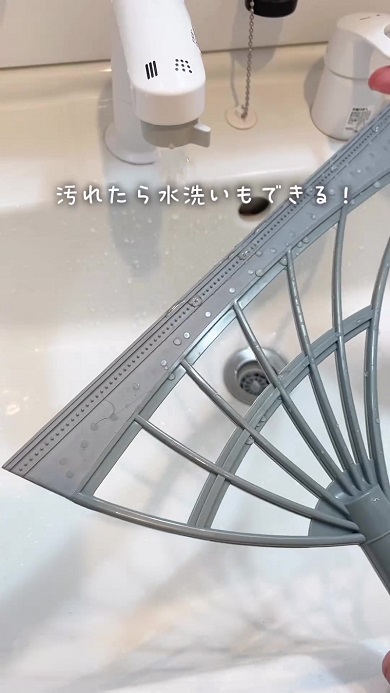 ダイソーで販売されているマルチ万能ほうきの先端は水洗い可能