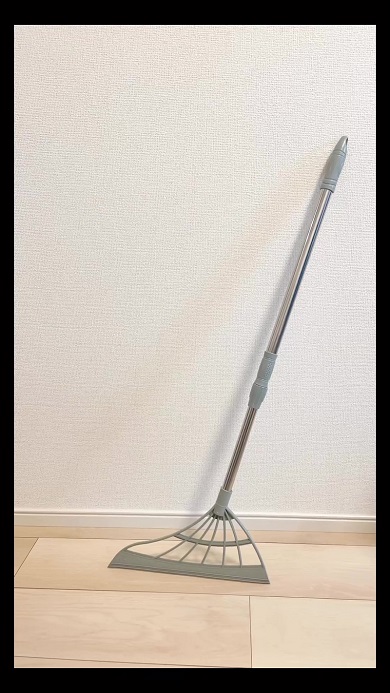 ダイソーで販売されているマルチ万能ほうきの価格は220円