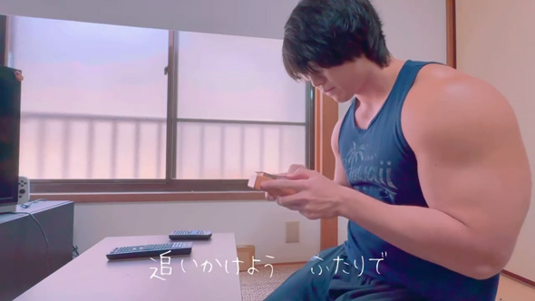 青木マッチョ 芸人 腕の太さ 筋肉 カリンバ アラジン A Whole New World 演奏