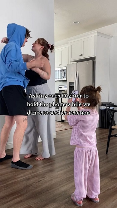 両親が踊っている光景へのリアクションを娘自身に撮らせる
