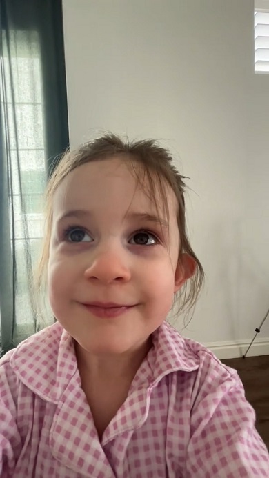 両親が踊っている光景へのリアクションを娘自身に撮らせる