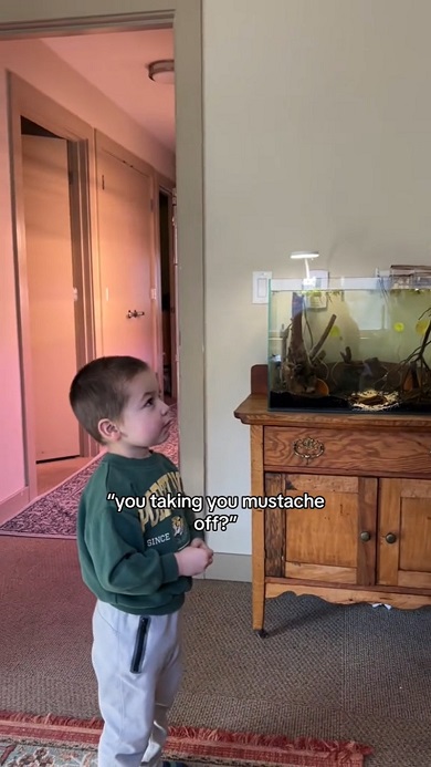 パパがひげをそったことに気付き確認する息子